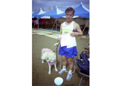 マラソン大会の写真（盲導犬と共に）